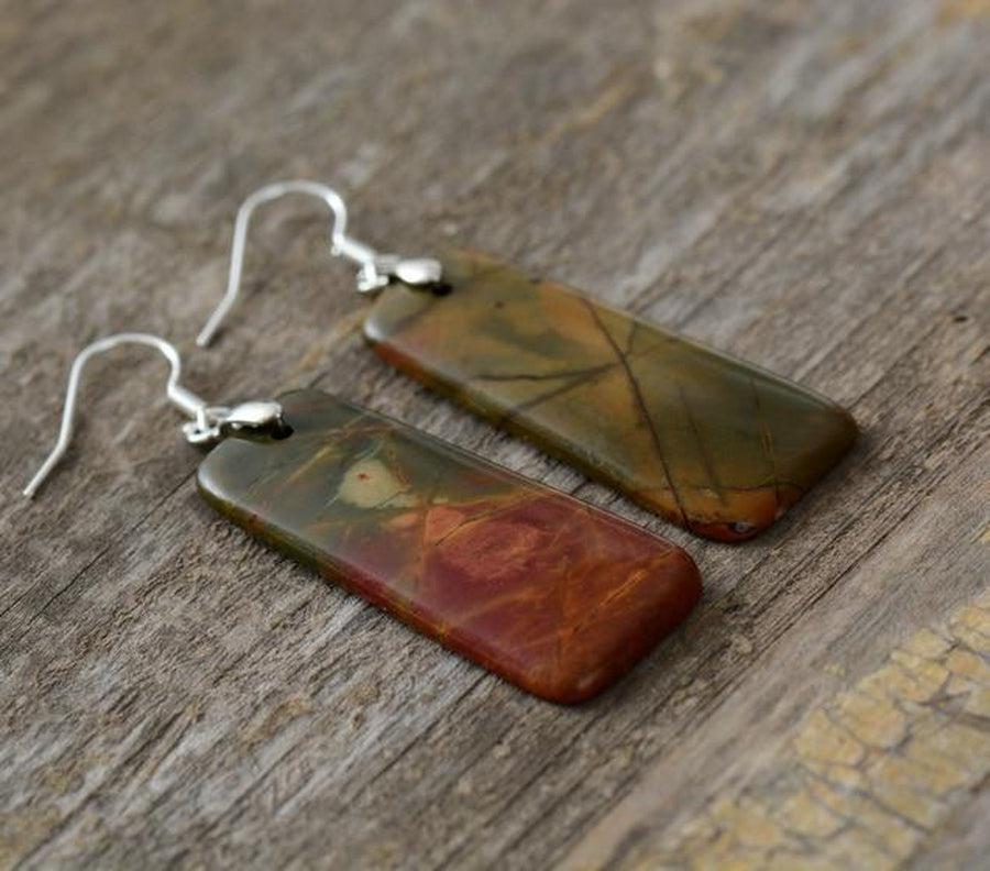 Boucles d'oreilles en jaspe Picasso sur fond blanc