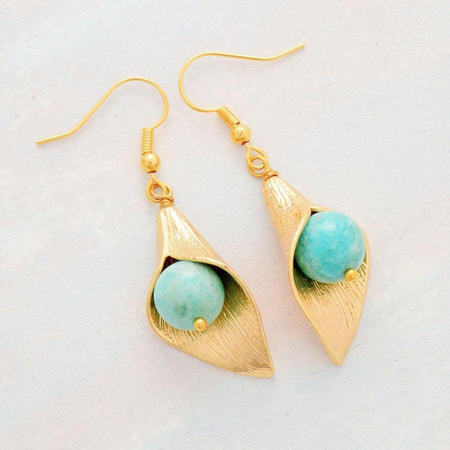 Boucles d'oreilles en amazonite et cuivre sur fond blanc
