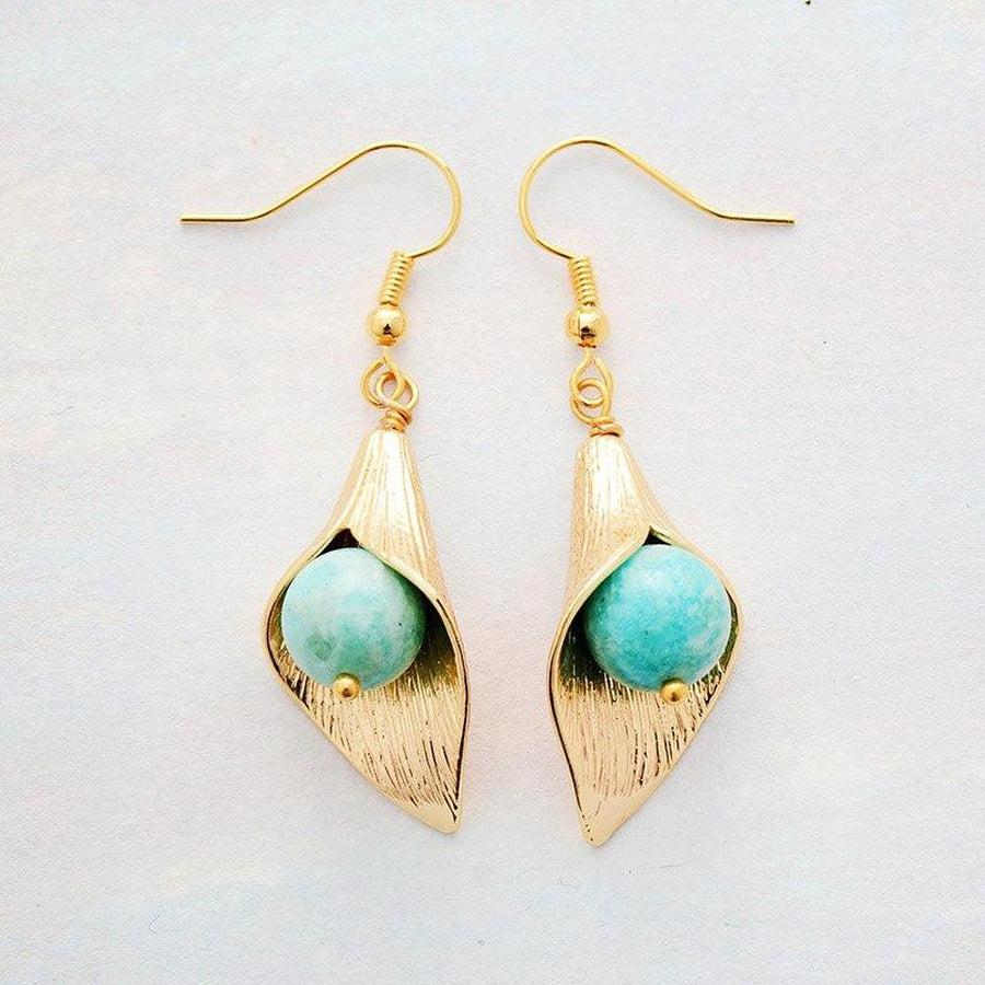 Gros plan sur les perles d'amazonite et le fil de cuivre
