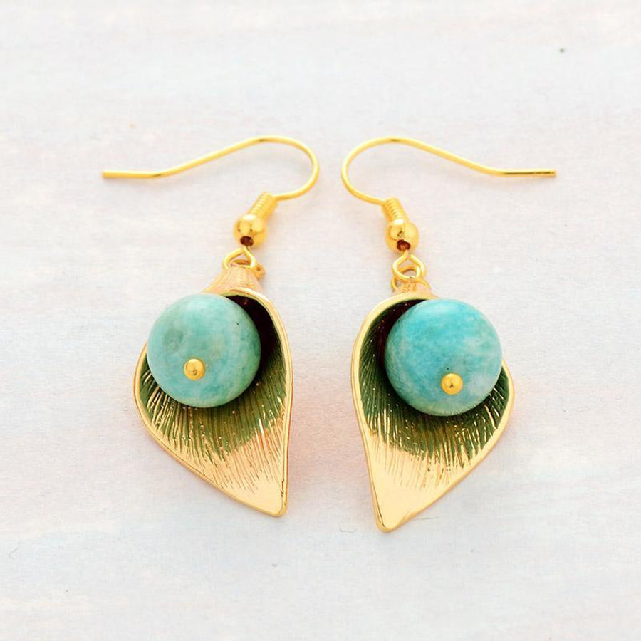 Vue latérale des boucles d'oreilles montrant le détail du cuivre