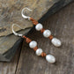 Boucles d'oreilles perles et cuir noué, vue rapprochée