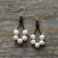 Vue d'ensemble des boucles d'oreilles en perles et cuir