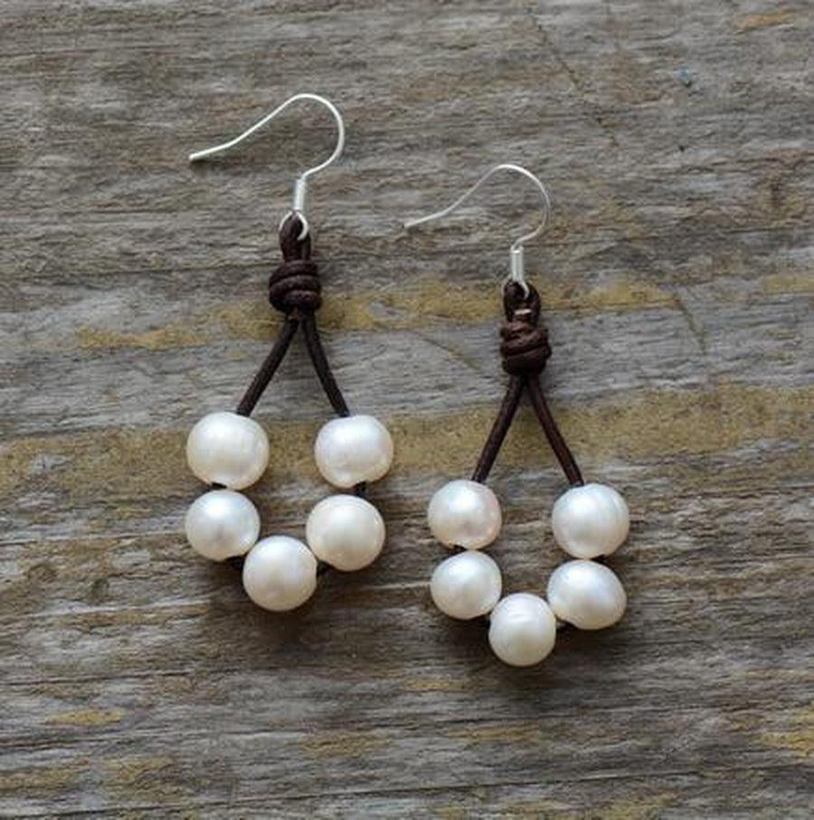Vue d'ensemble des boucles d'oreilles en perles et cuir