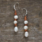 Boucles pendantes en perles d'eau douce et cuir brun