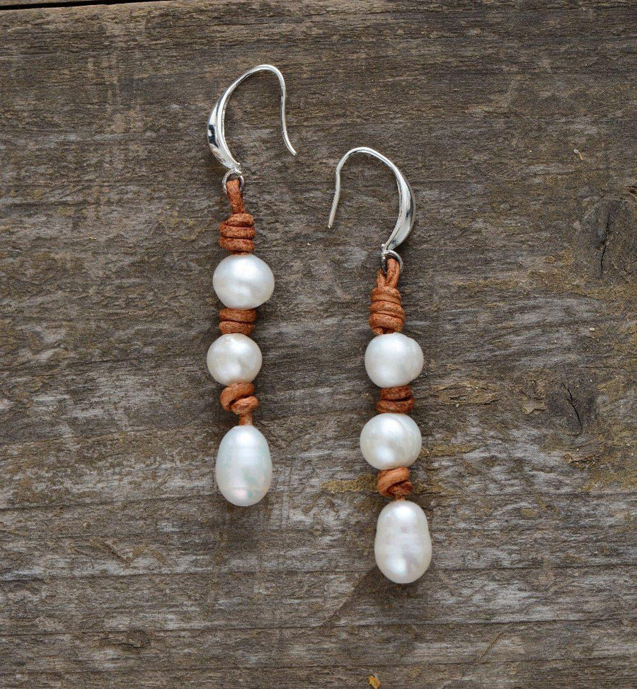 Boucles pendantes en perles d'eau douce et cuir brun