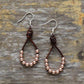 Détail des perles colorées sur fond de cuir sombre