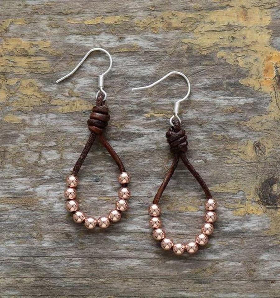 Détail des perles colorées sur fond de cuir sombre