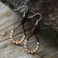 Boucles d'oreilles en perles blanches et cuir brun foncé