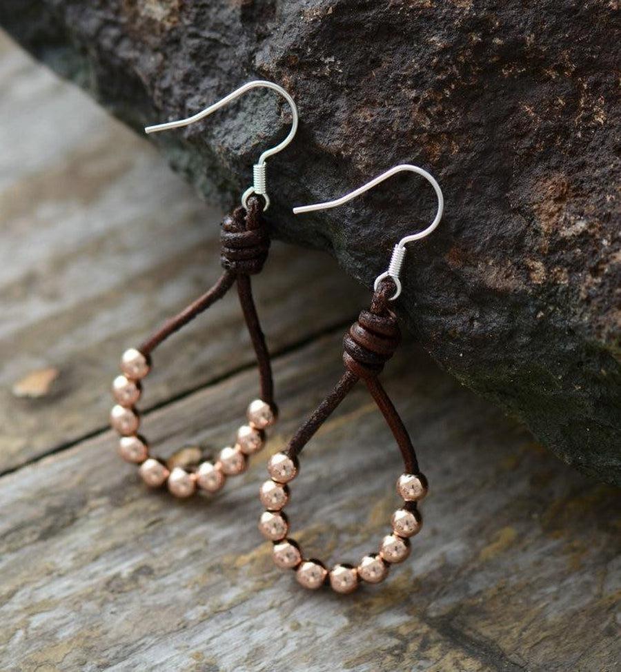 Boucles d'oreilles en perles blanches et cuir brun foncé