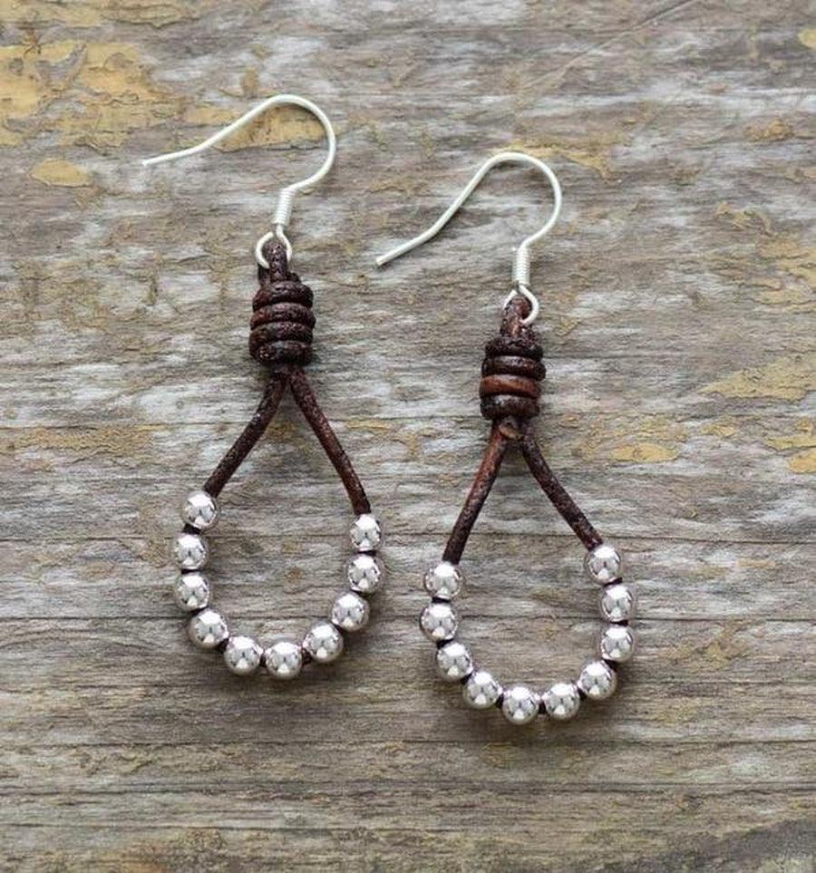 Ensemble de boucles d'oreilles montrant différentes couleurs de perles