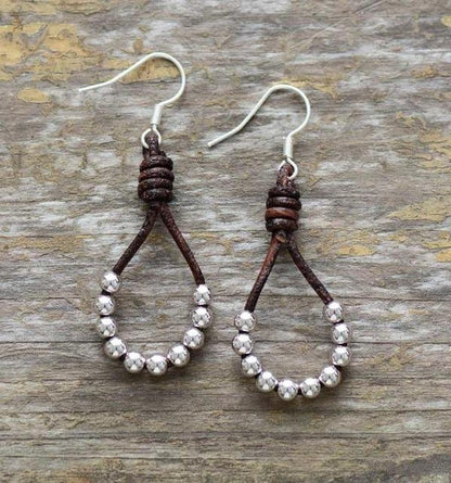 Ensemble de boucles d'oreilles montrant différentes couleurs de perles