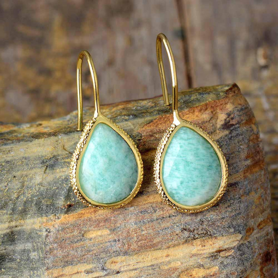 Boucles d'oreilles en amazonite sur fond blanc