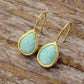Gros plan sur pierres d'amazonite des boucles d'oreilles