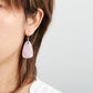 Gros plan sur le quartz rose des boucles d'oreilles