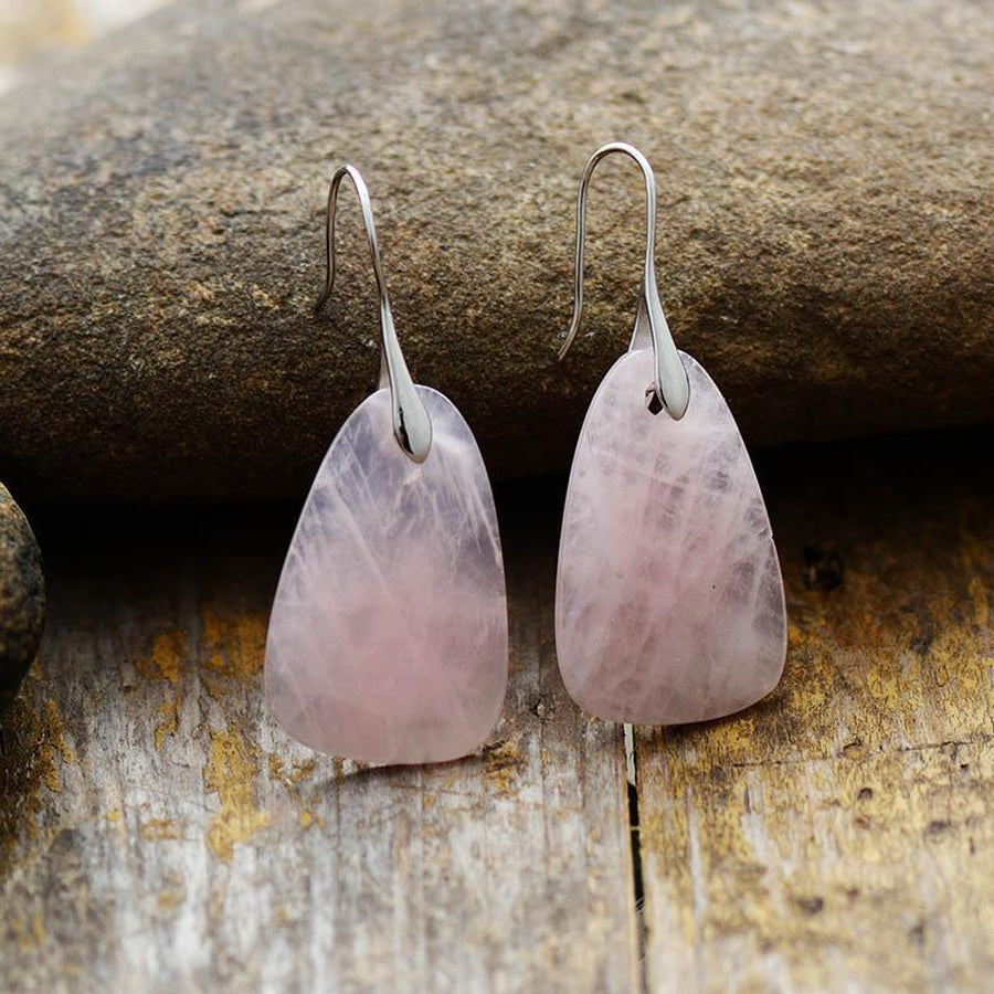 Vue latérale des boucles d'oreilles en quartz rose