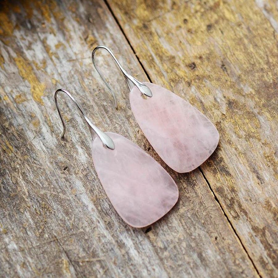 Détail du fermoir des boucles d'oreilles en quartz rose