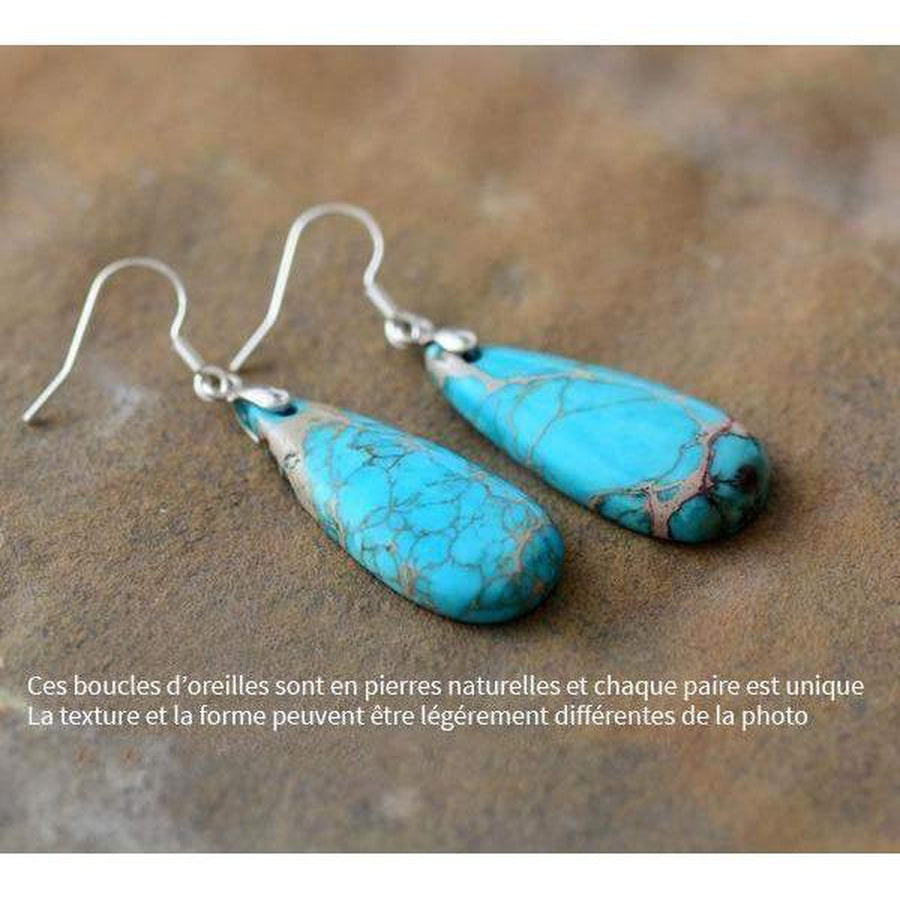 Gros plan sur pierres turquoise des boucles d'oreilles