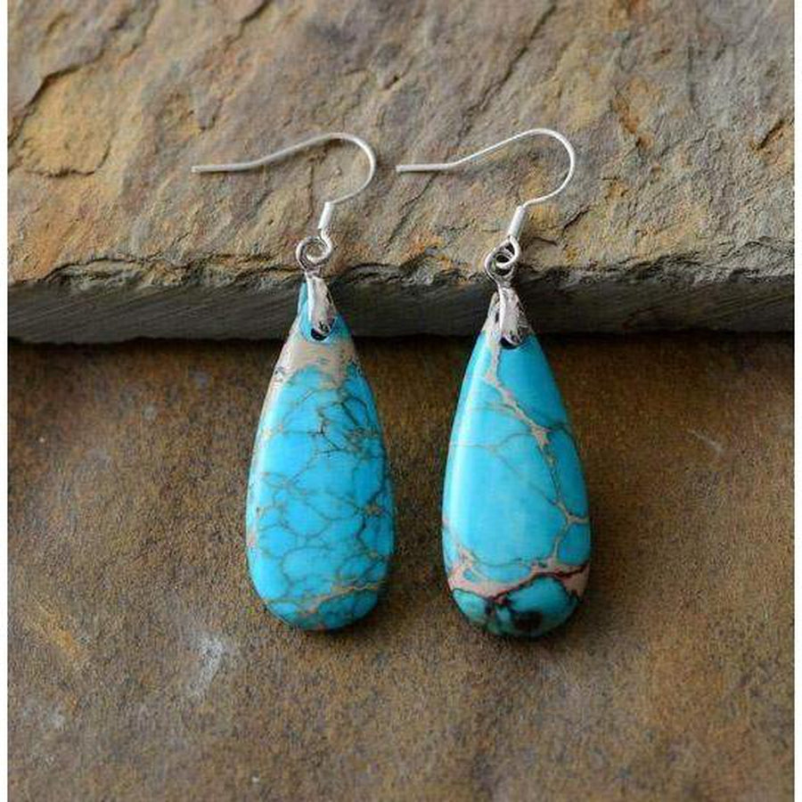 Vue latérale de boucles d'oreilles en turquoise naturelle
