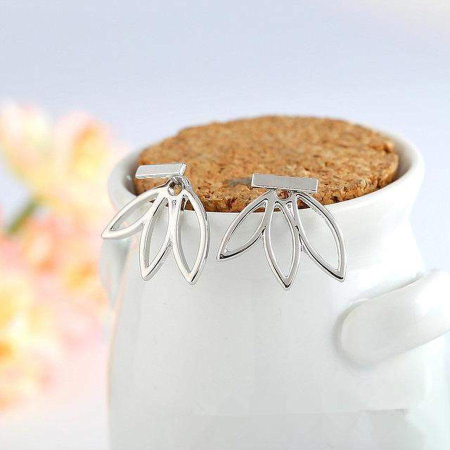 Gros plan sur la texture des boucles d'oreilles lotus