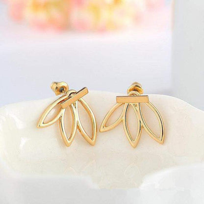 Vue de profil des boucles d'oreilles lotus élégantes
