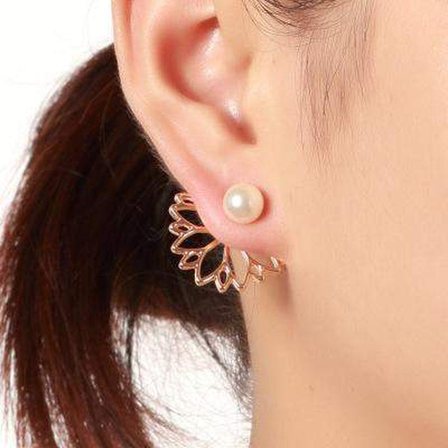 Vue latérale des boucles d'oreilles lotus en argent