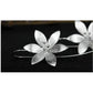 Vue rapprochée des boucles d'oreilles lotus argentées