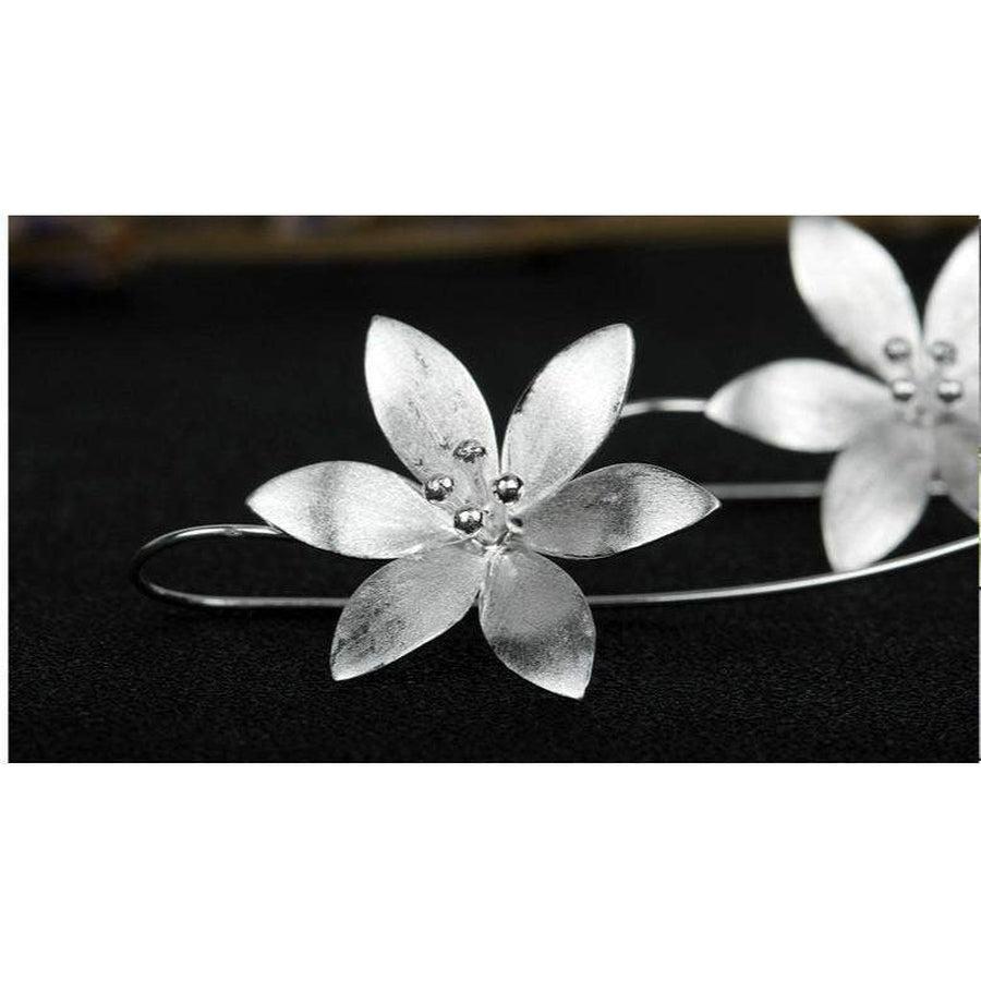 Vue rapprochée des boucles d'oreilles lotus argentées