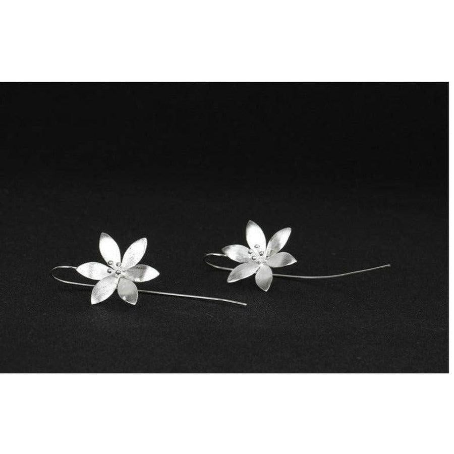 Boucles d'oreilles argentées en forme de lotus, vue latérale