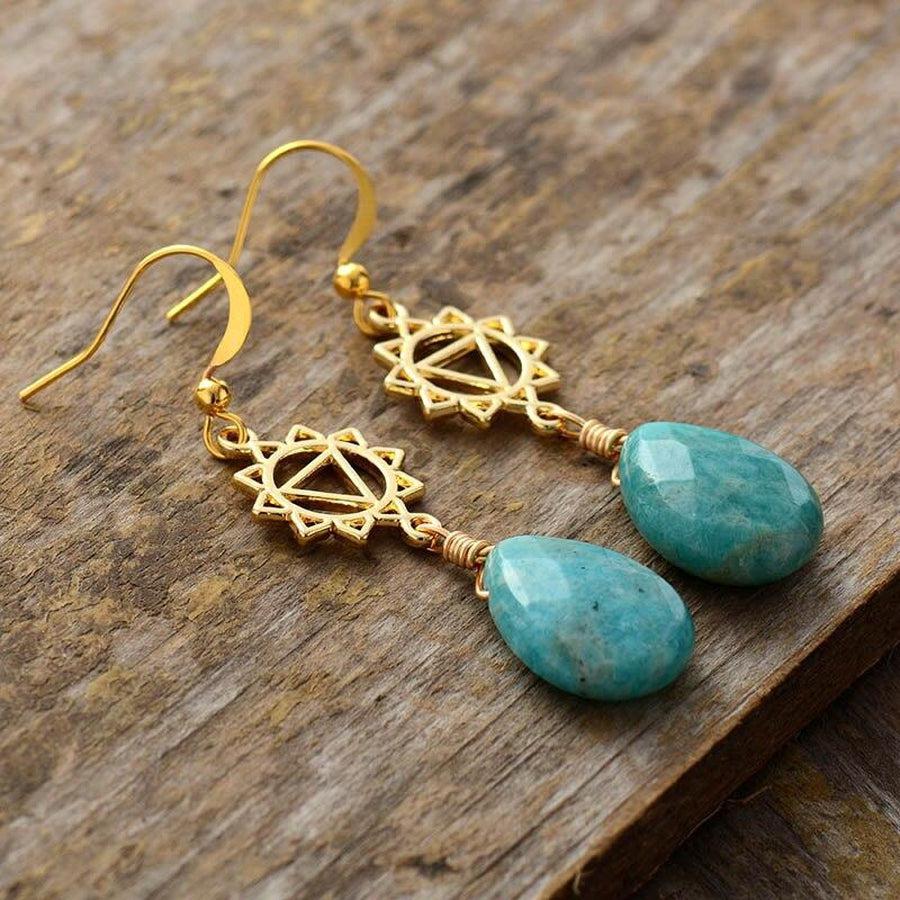 Vue rapprochée des boucles d'oreilles artisanales en Amazonite
