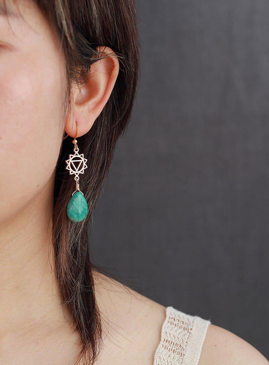 Boucles d'oreilles pendantes avec pierres vertes géométriques