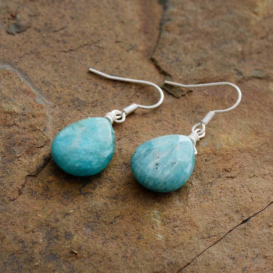 Vue rapprochée d'une boucle d'oreille en amazonite