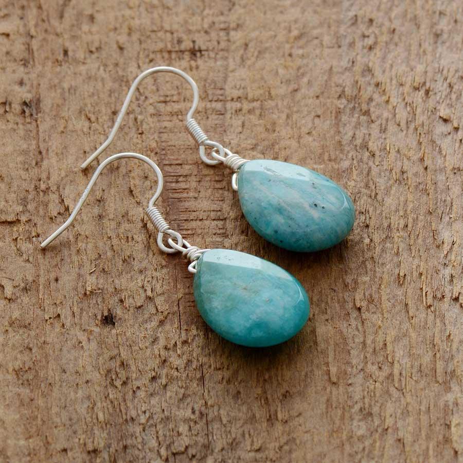 Détail de la texture de l'amazonite sur une boucle