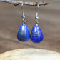 Boucles d'oreilles goutte en Lapis Lazuli sur fond blanc