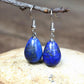 Boucles d'oreilles en Lapis Lazuli posées sur une surface