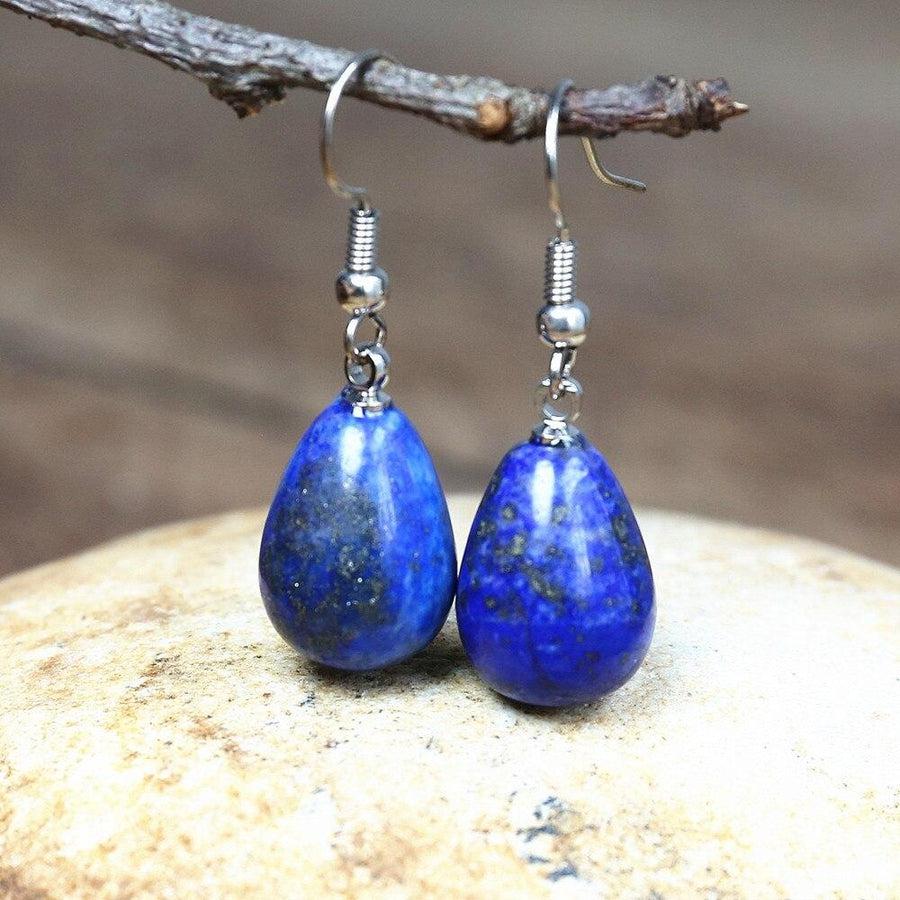 Boucles d'oreilles en Lapis Lazuli posées sur une surface