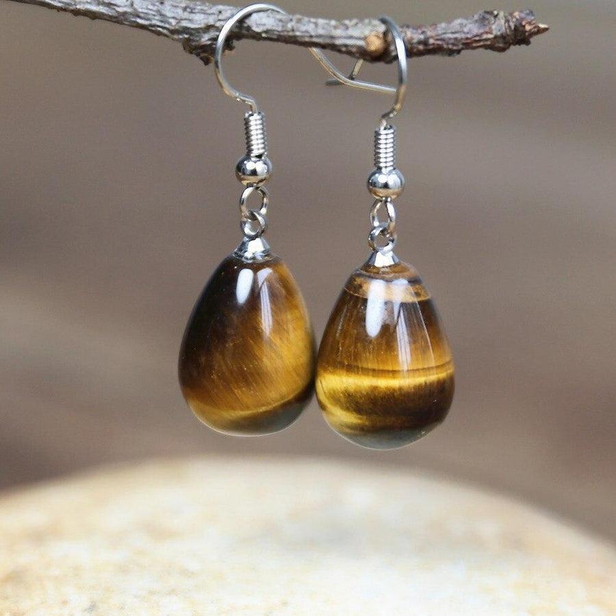 Boucles d'oreilles goutte en Œil de tigre sur fond blanc
