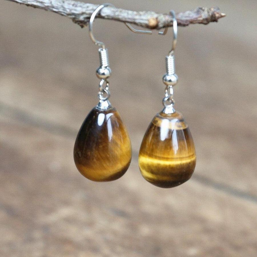 Vue latérale des boucles d'oreilles avec crochet en métal