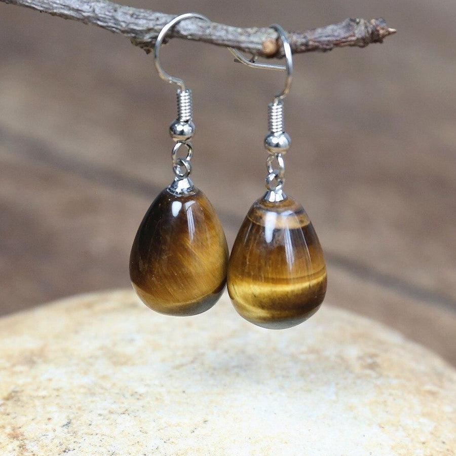Détail du support en métal des boucles d'oreilles Œil de tigre
