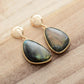 Boucles d'oreilles larme en labradorite sur fond blanc