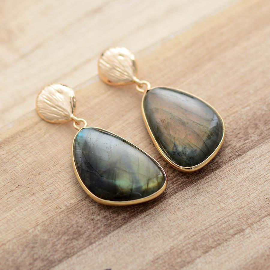 Boucles d'oreilles larme en labradorite sur fond blanc