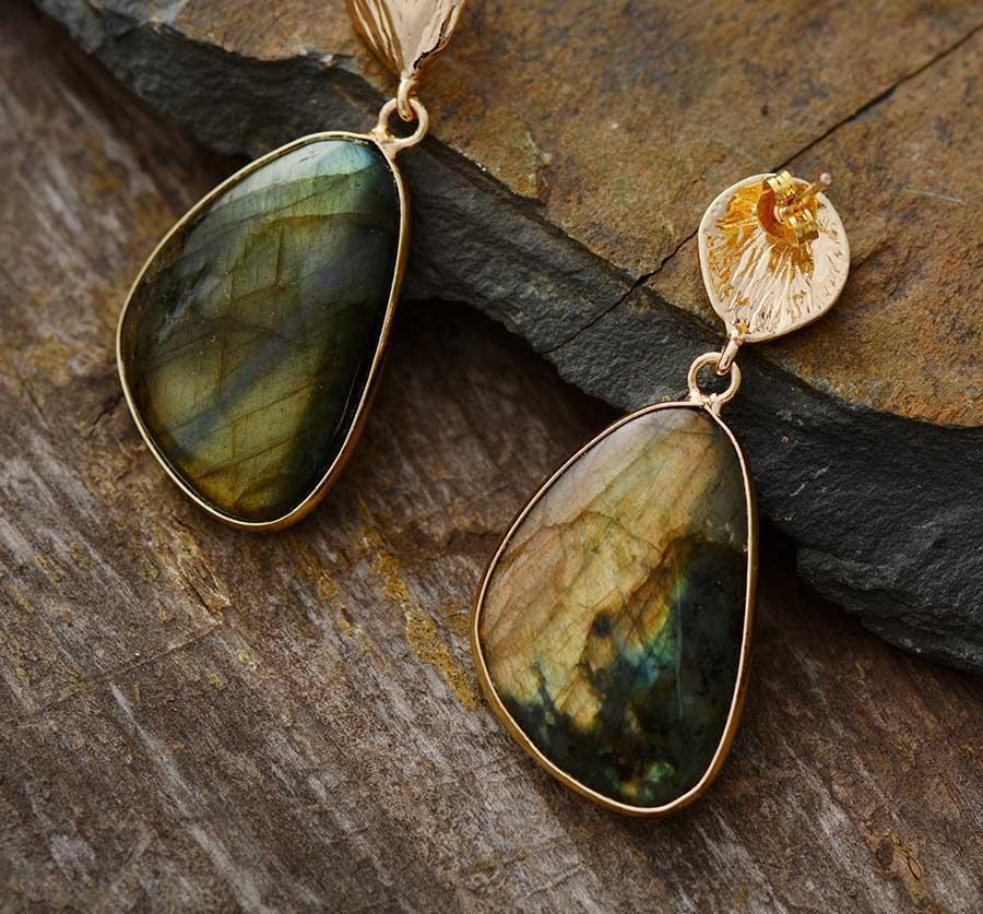 Vue rapprochée des reflets irisés de la labradorite