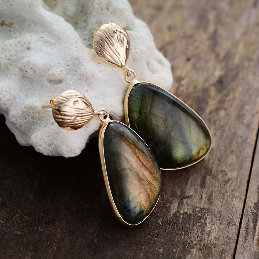 Détail du fermoir artisanal des boucles d'oreilles