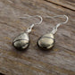 Boucles d'oreilles en pyrite en forme de larme sur fond blanc