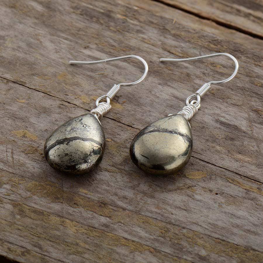 Boucles d'oreilles en pyrite en forme de larme sur fond blanc