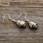 Vue rapprochée des détails des boucles d'oreilles en pyrite