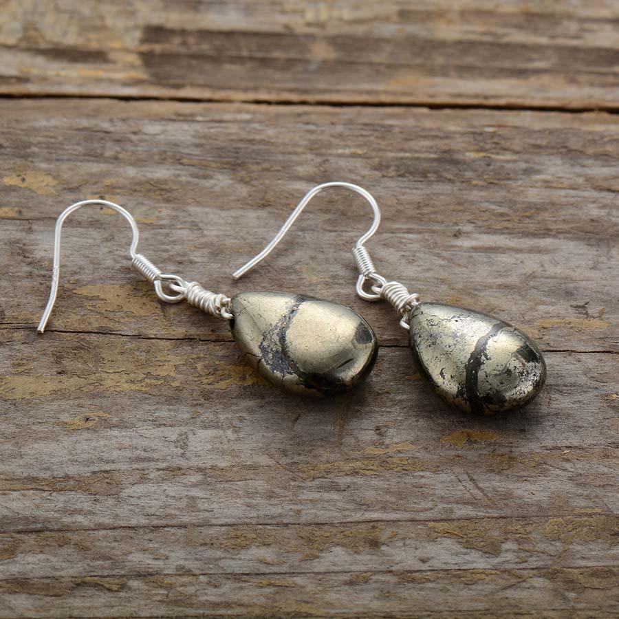 Vue rapprochée des détails des boucles d'oreilles en pyrite