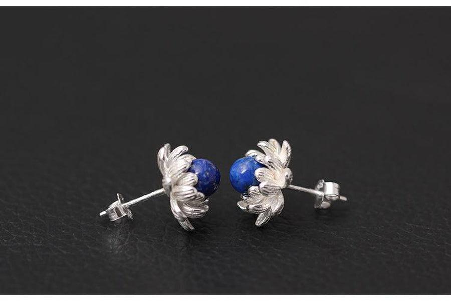 Vue rapprochée des détails floraux en argent sterling