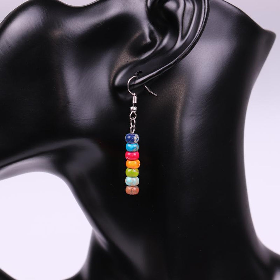 Vue latérale des boucles d'oreilles montrant les couleurs vives