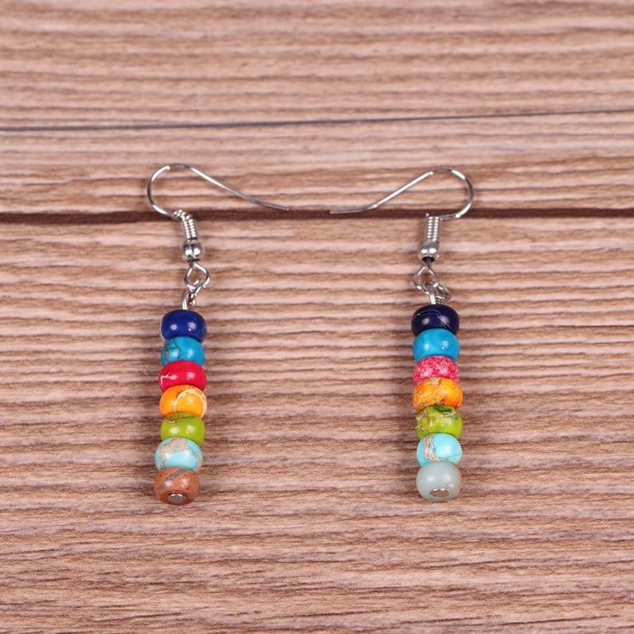 Boucles d'oreilles sur fond neutre, mettant en valeur les pierres