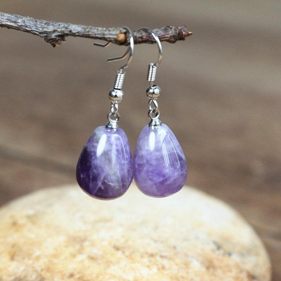 Vue de côté des boucles d'oreilles avec crochets en métal
